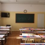 Aula escolar con pupitres, proyector y ambiente educativo
