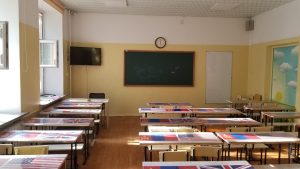 Aula escolar con pupitres, proyector y ambiente educativo