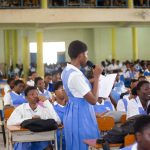 Estudiante leyendo en contexto de educación secundaria