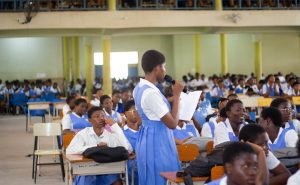 Estudiante leyendo en contexto de educación secundaria