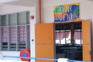 Espacio escolar preparado para actividades artísticas