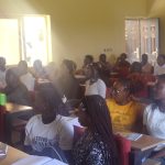 Aula con estudiantes durante una clase universitaria