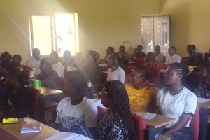 Aula con estudiantes durante una clase universitaria