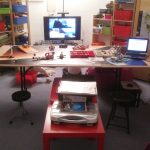 Mesa de trabajo y entorno de aula para robótica educativa